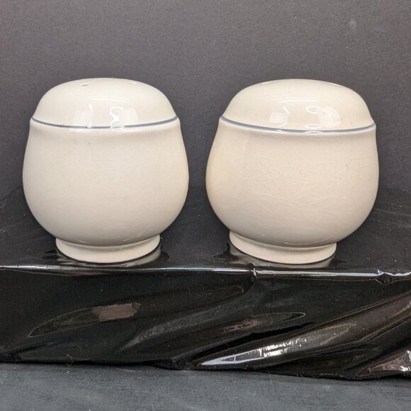 KELTCRAFT IRELAND BUTTERFLY SALT & PEPPER SHAKER BLUE BAND 3" WITH STOPPERS - Picture 4 of 7